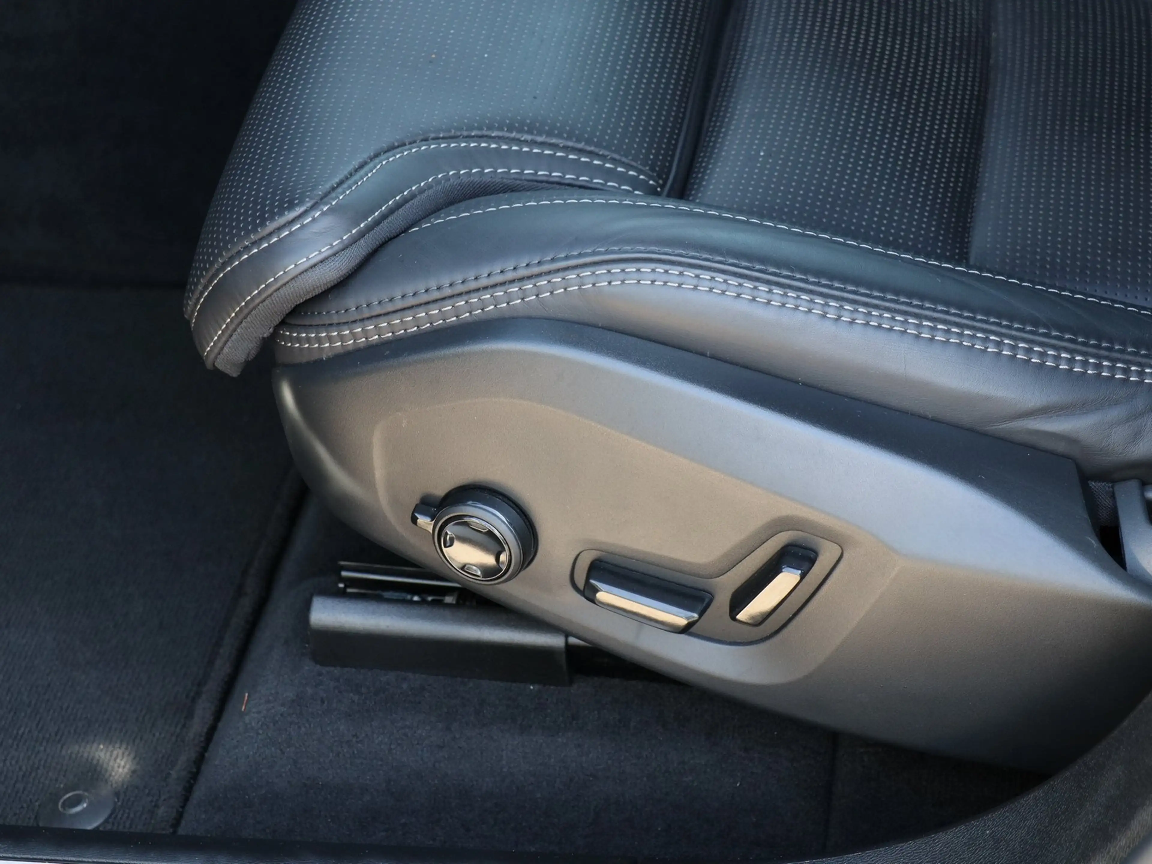 Volvo XC60 B5 AWD Ultra Black Edition Navi*PDC*LED — photo 13