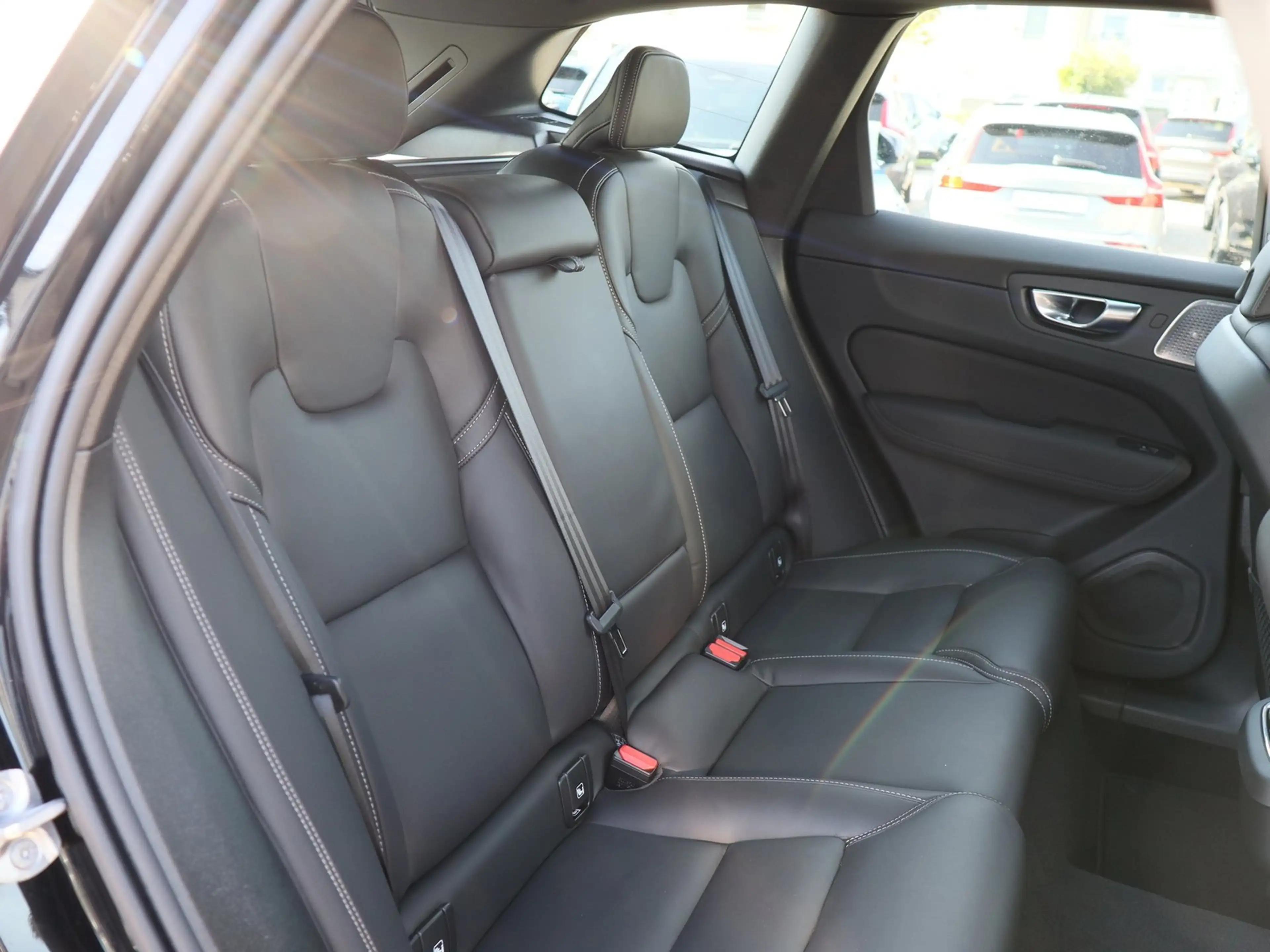 Volvo XC60 B5 AWD Ultra Black Edition Navi*PDC*LED — photo 4