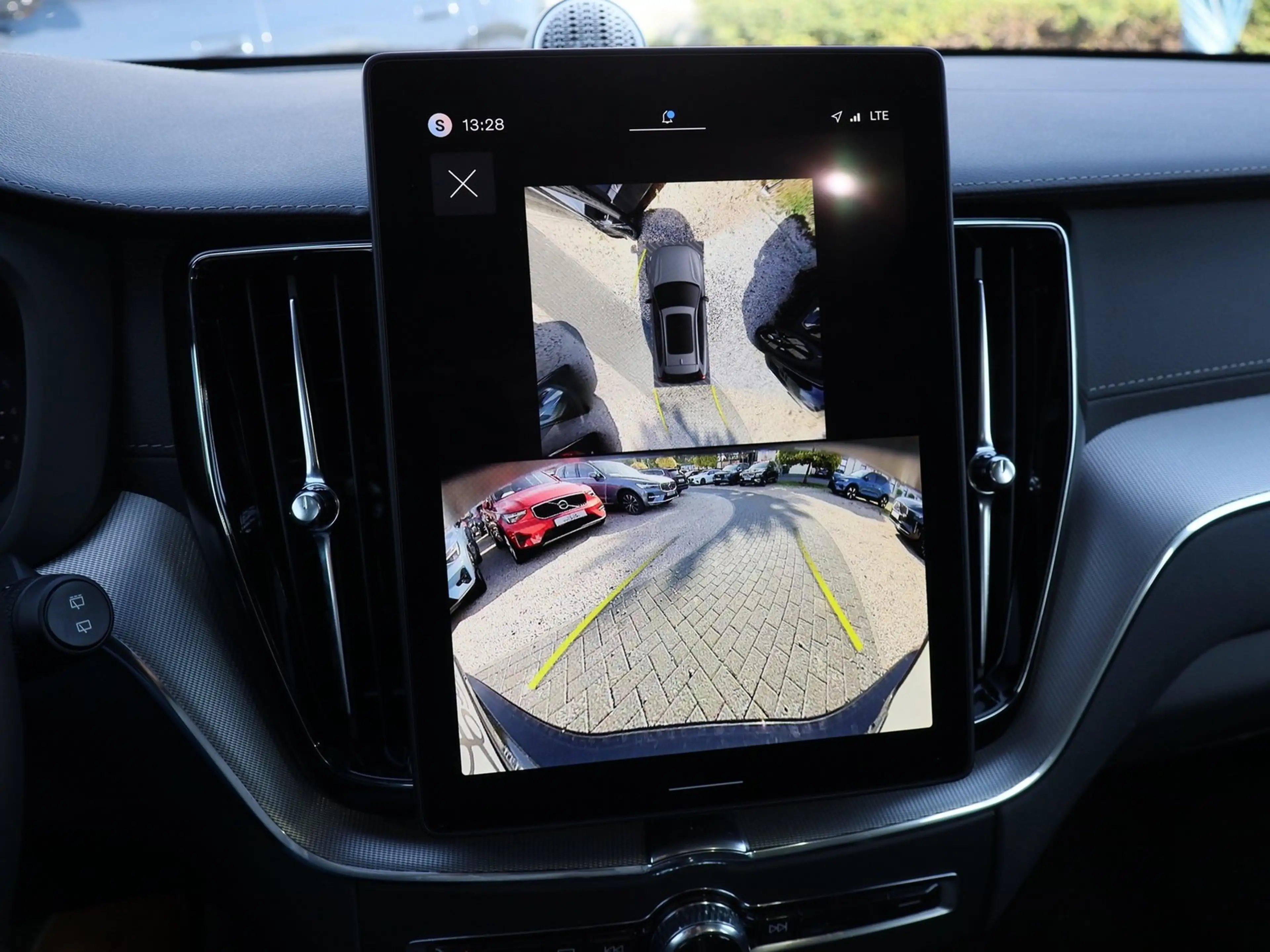 Volvo XC60 B5 AWD Ultra Black Edition Navi*PDC*LED — photo 12