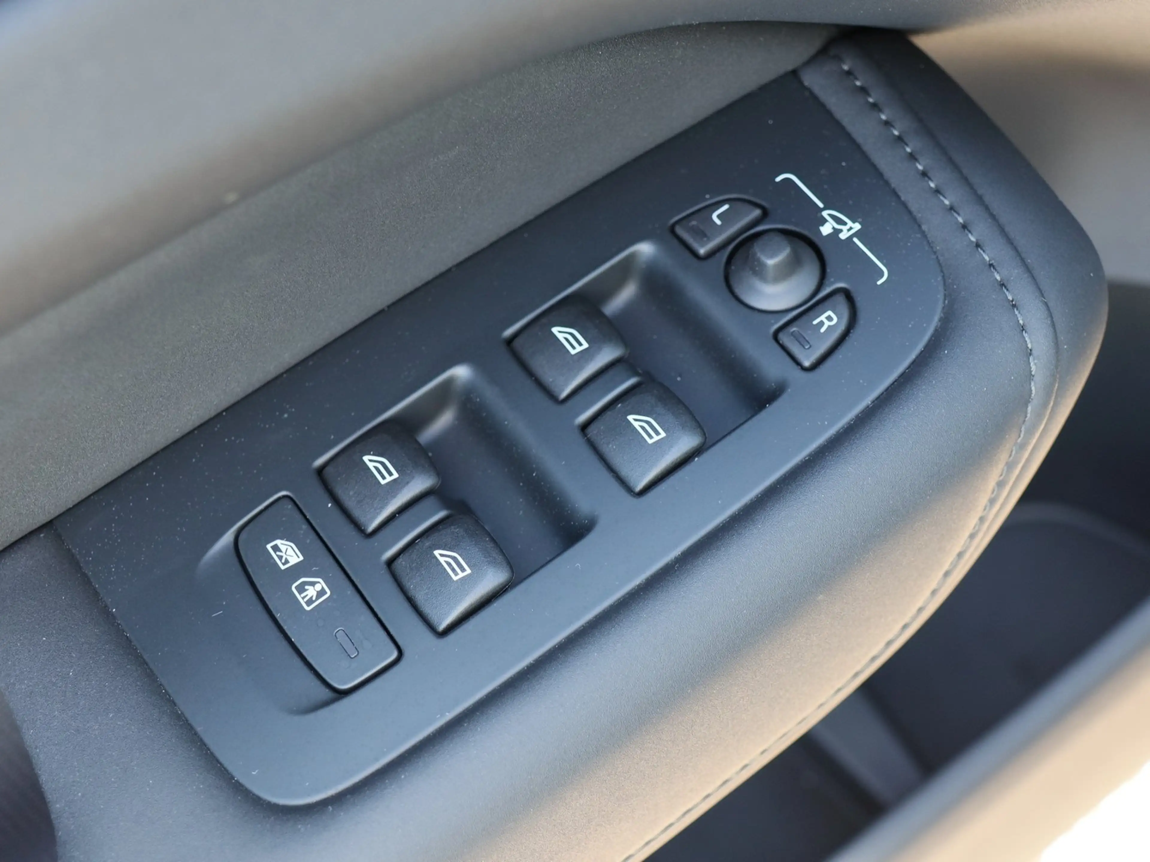Volvo XC60 B5 AWD Ultra Black Edition Navi*PDC*LED — photo 15