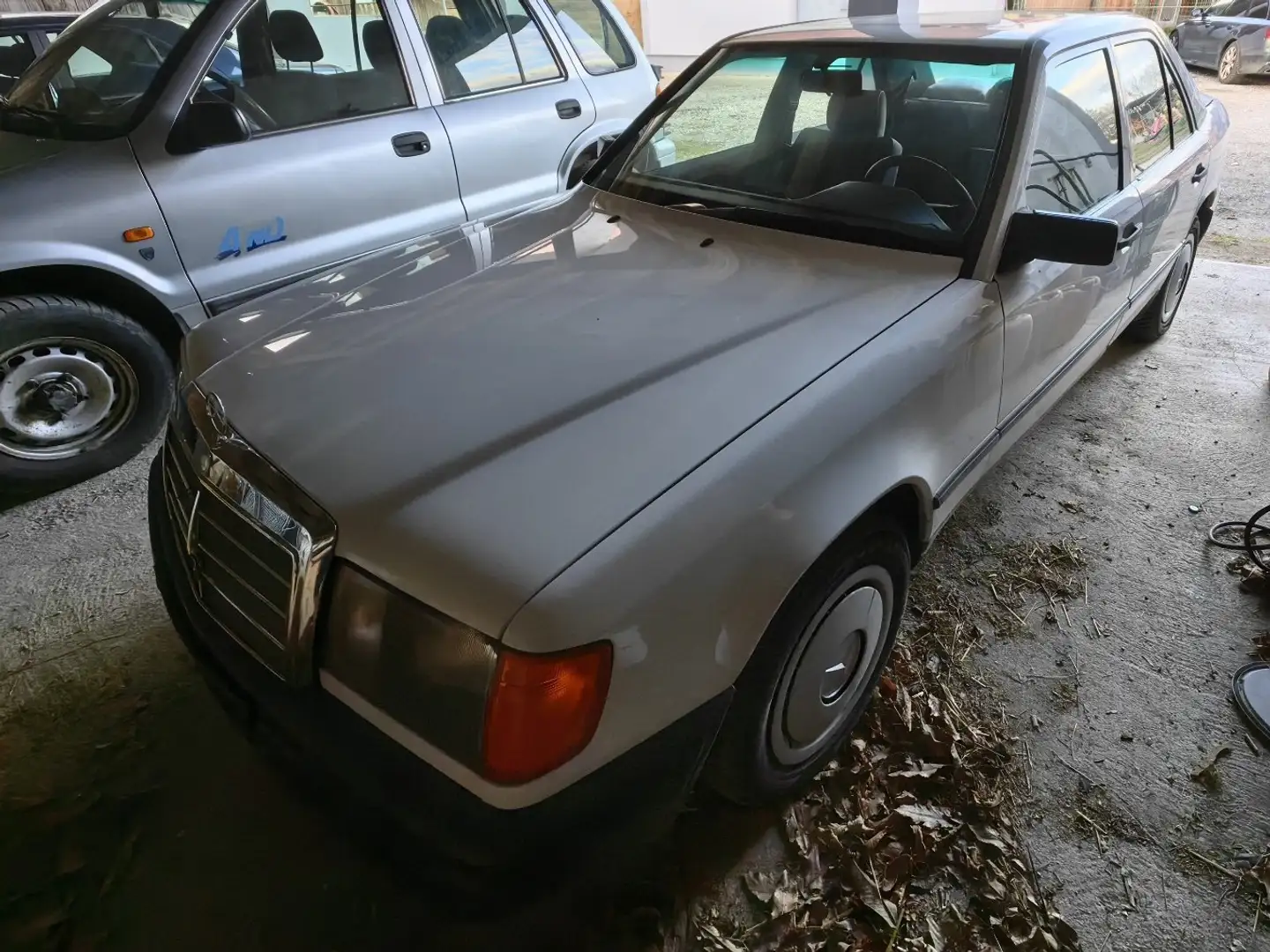 Mercedes-Benz 200 200D Blanc - 1