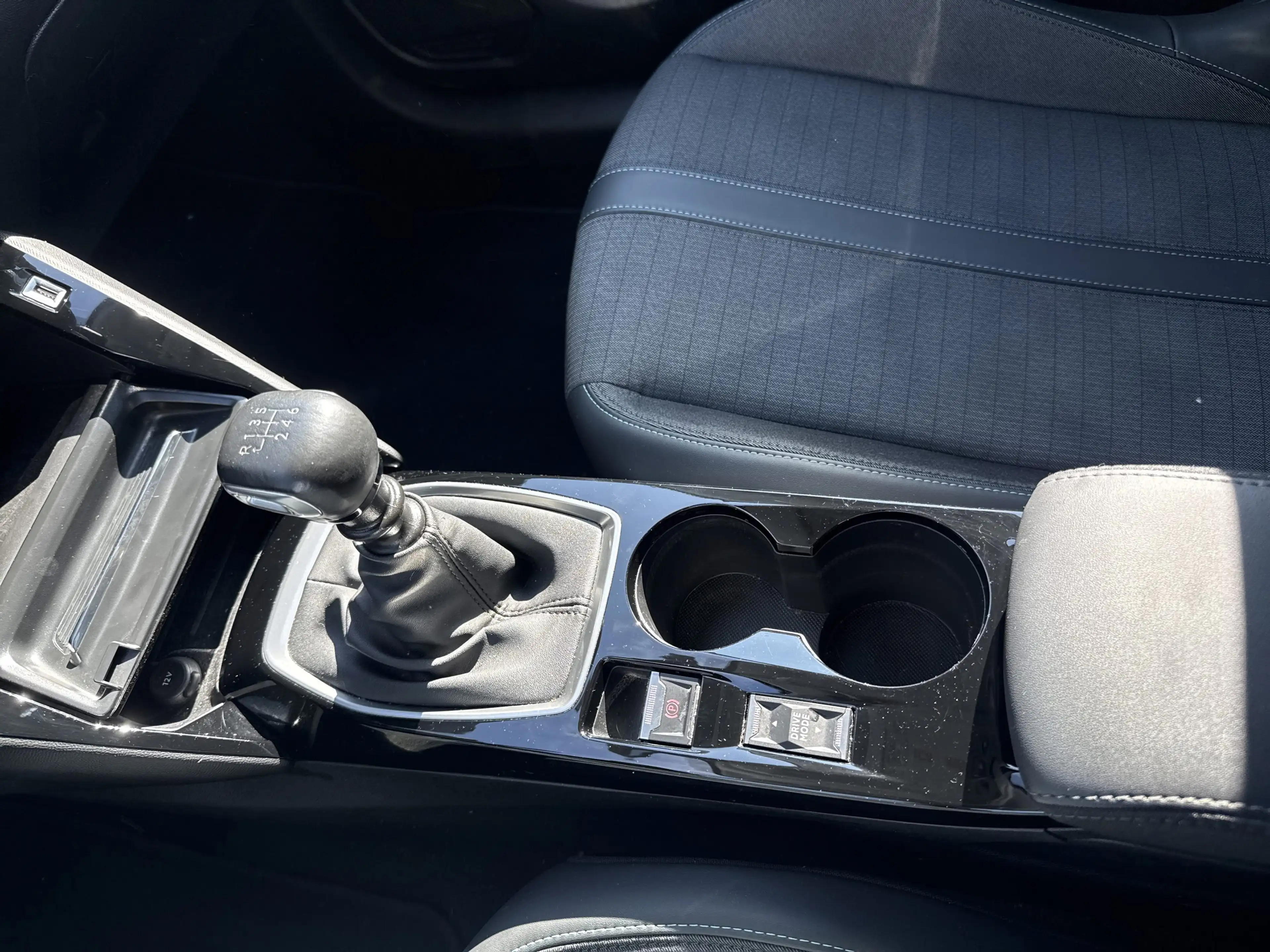 Peugeot 208 1.2 PureTech 100 Allure Pack LED+Navi+SHZ+Kam — photo 13