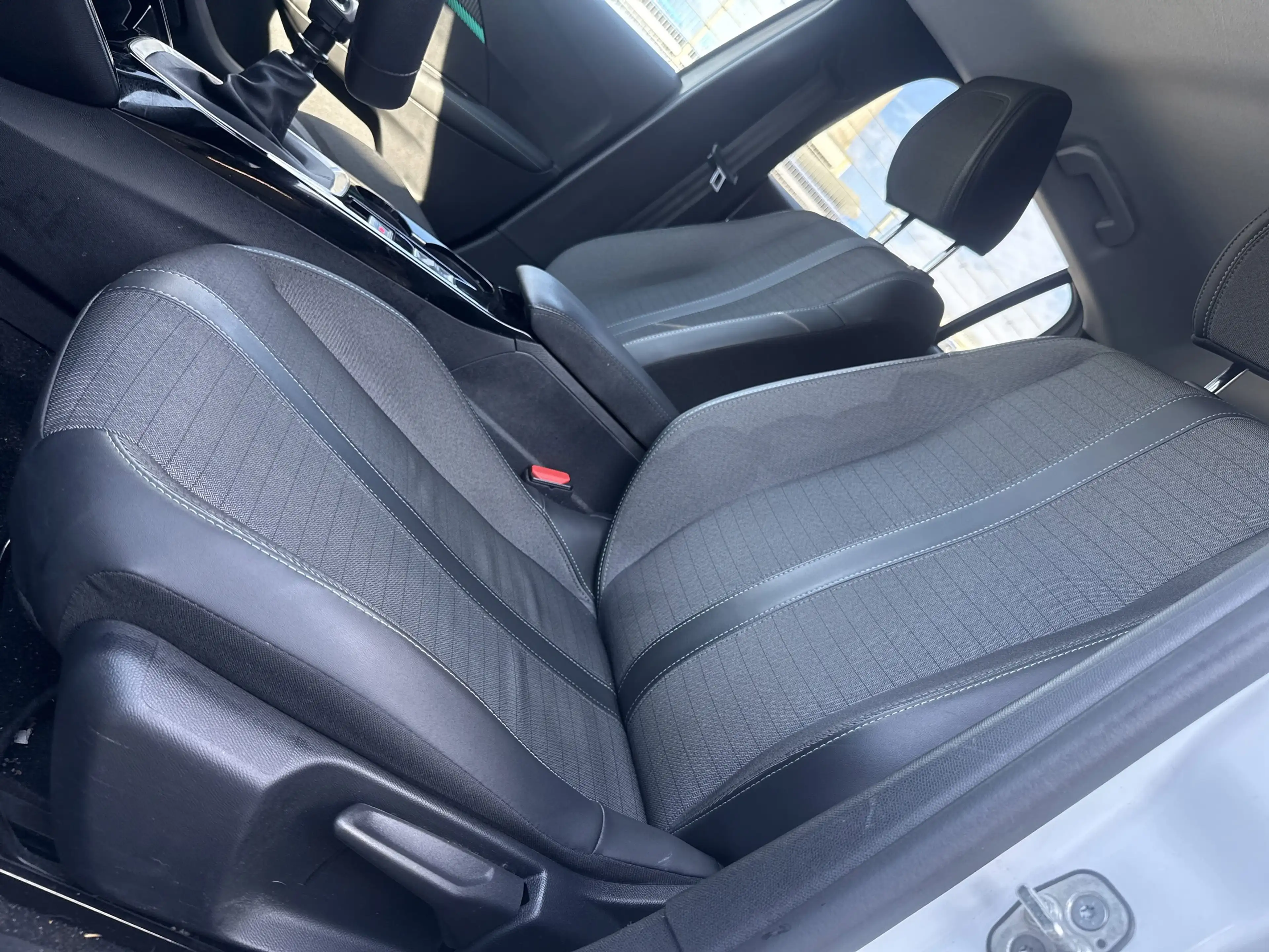 Peugeot 208 1.2 PureTech 100 Allure Pack LED+Navi+SHZ+Kam — photo 8