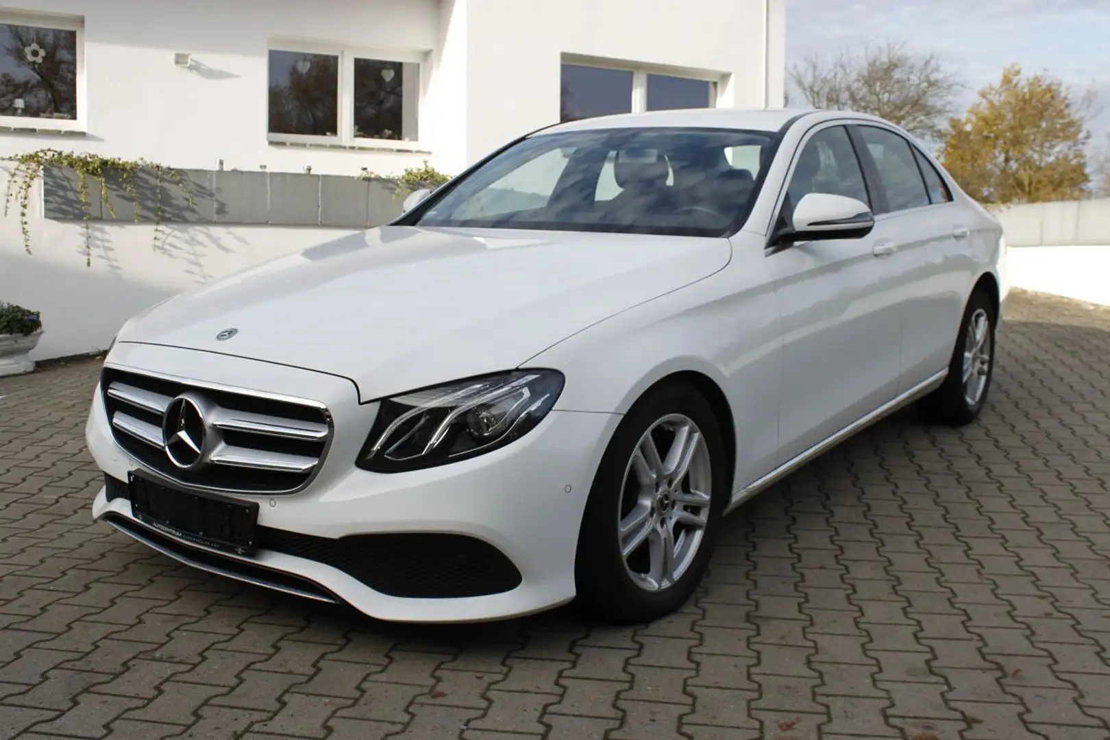 Mercedes-Benz E 220 d - Automatik-Navi-Kamera-Tempomat-PDC Wit - 1