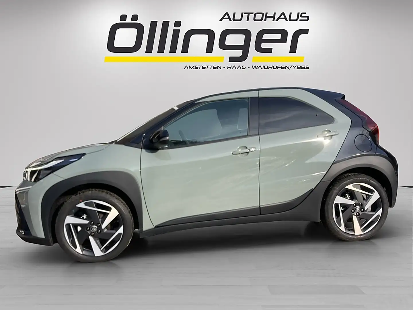 Toyota Aygo X 1,5 Hybrid Lounge Grau - 2