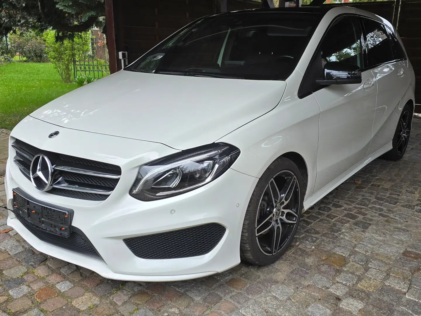Mercedes-Benz B 200 AMG Line Weiß - 2