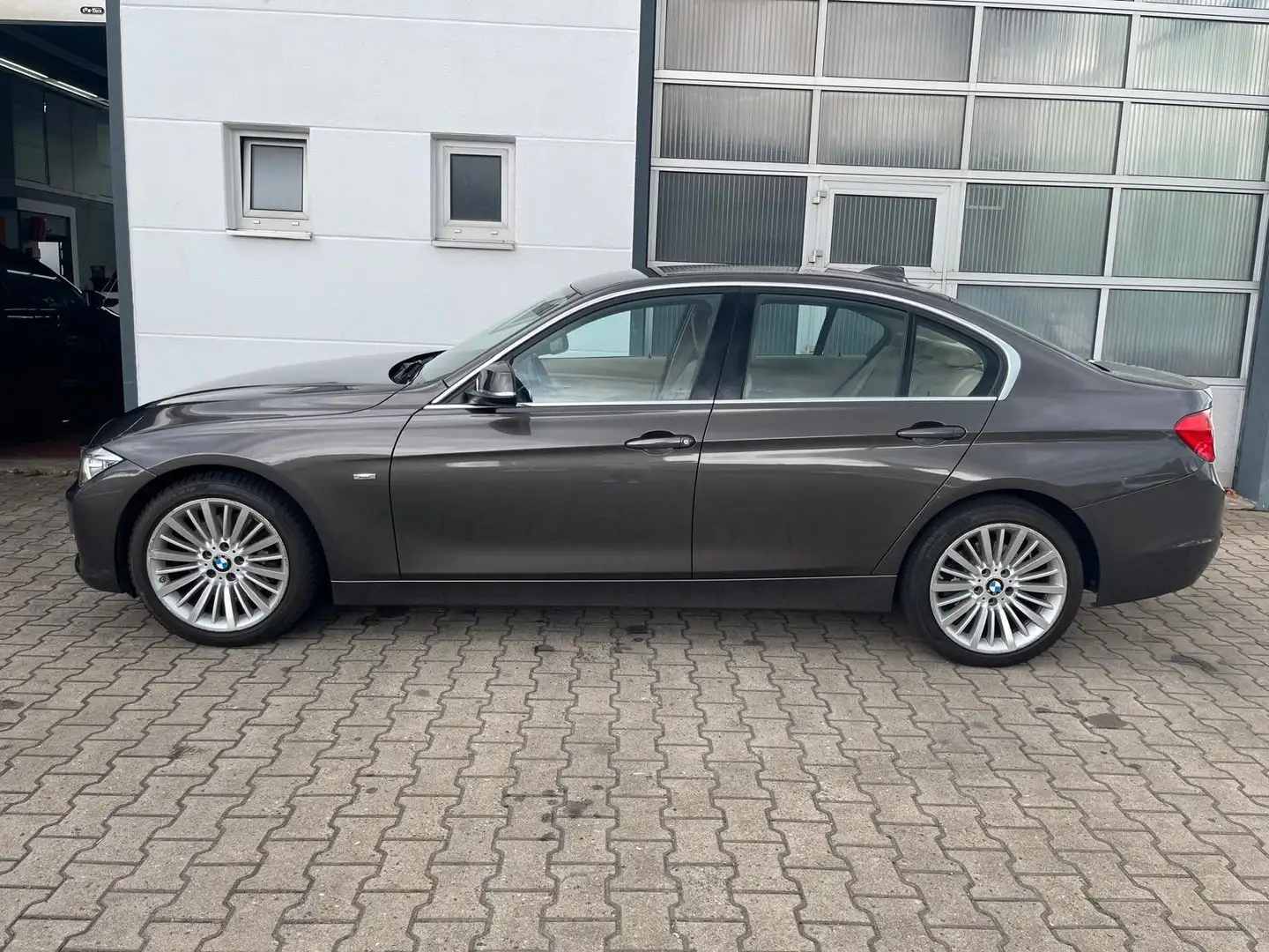 BMW 328 i xDrive Lim. Luxury SHZ/LHZ/Kamera/Garantie Braun - 2