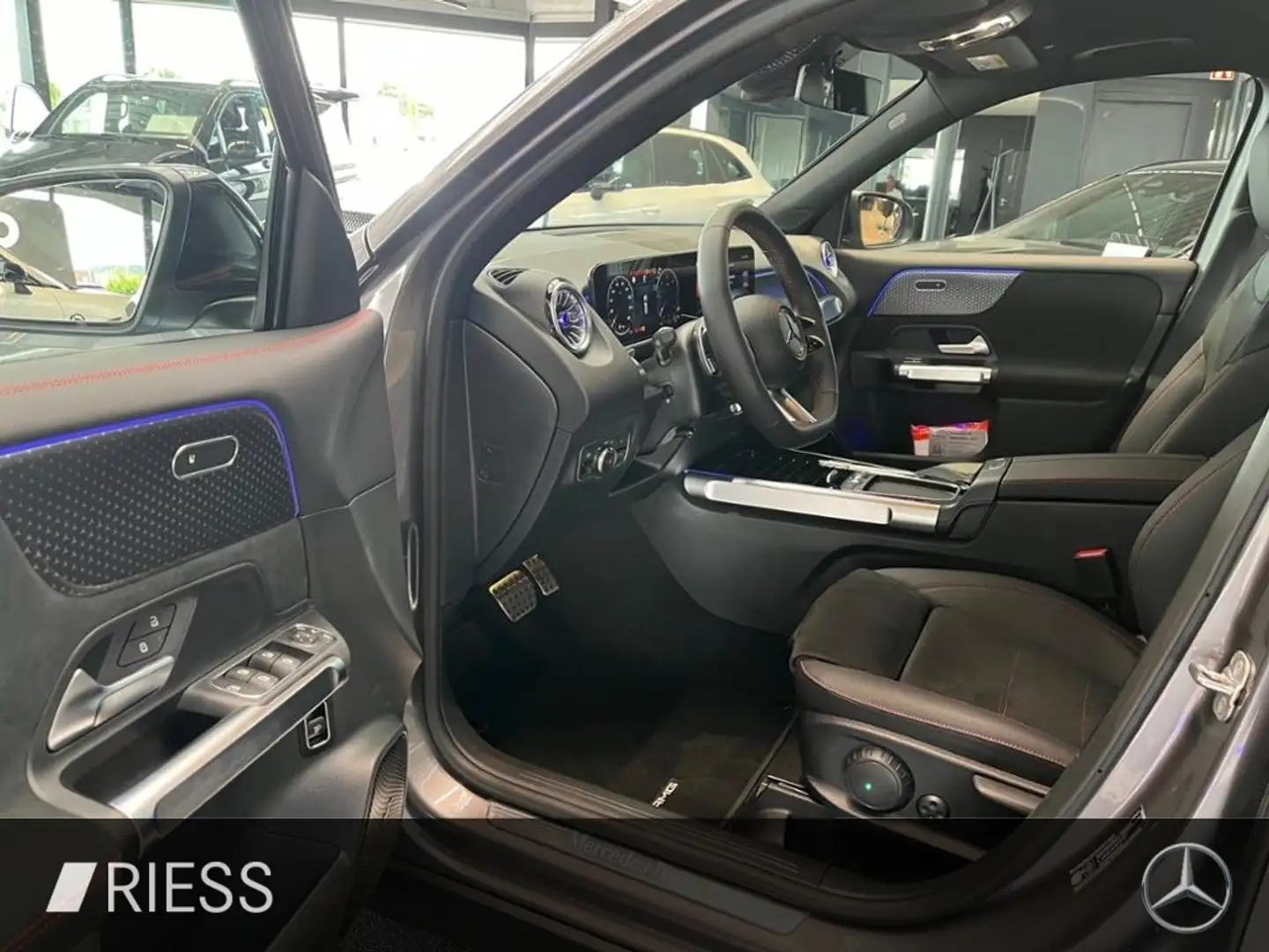 Mercedes-Benz GLB 220 d 4M AMG+AHK+PANO+MULTIBEAM+DISTRONIC+19 Grau - 2
