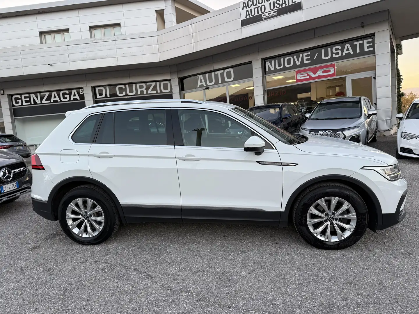 Volkswagen Tiguan Tiguan II 2021 2.0 tdi Life 150cv dsg Bianco - 2