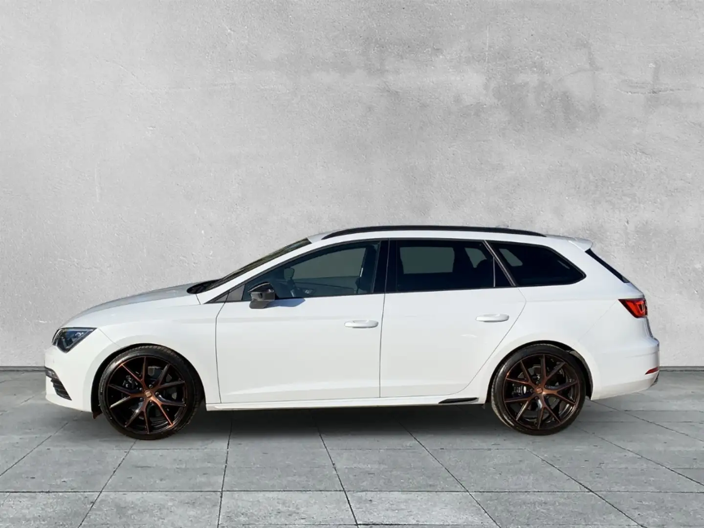SEAT Leon Cupra 2.0 TSI DSG 4Drive Sportstourer BEATS Wit - 2