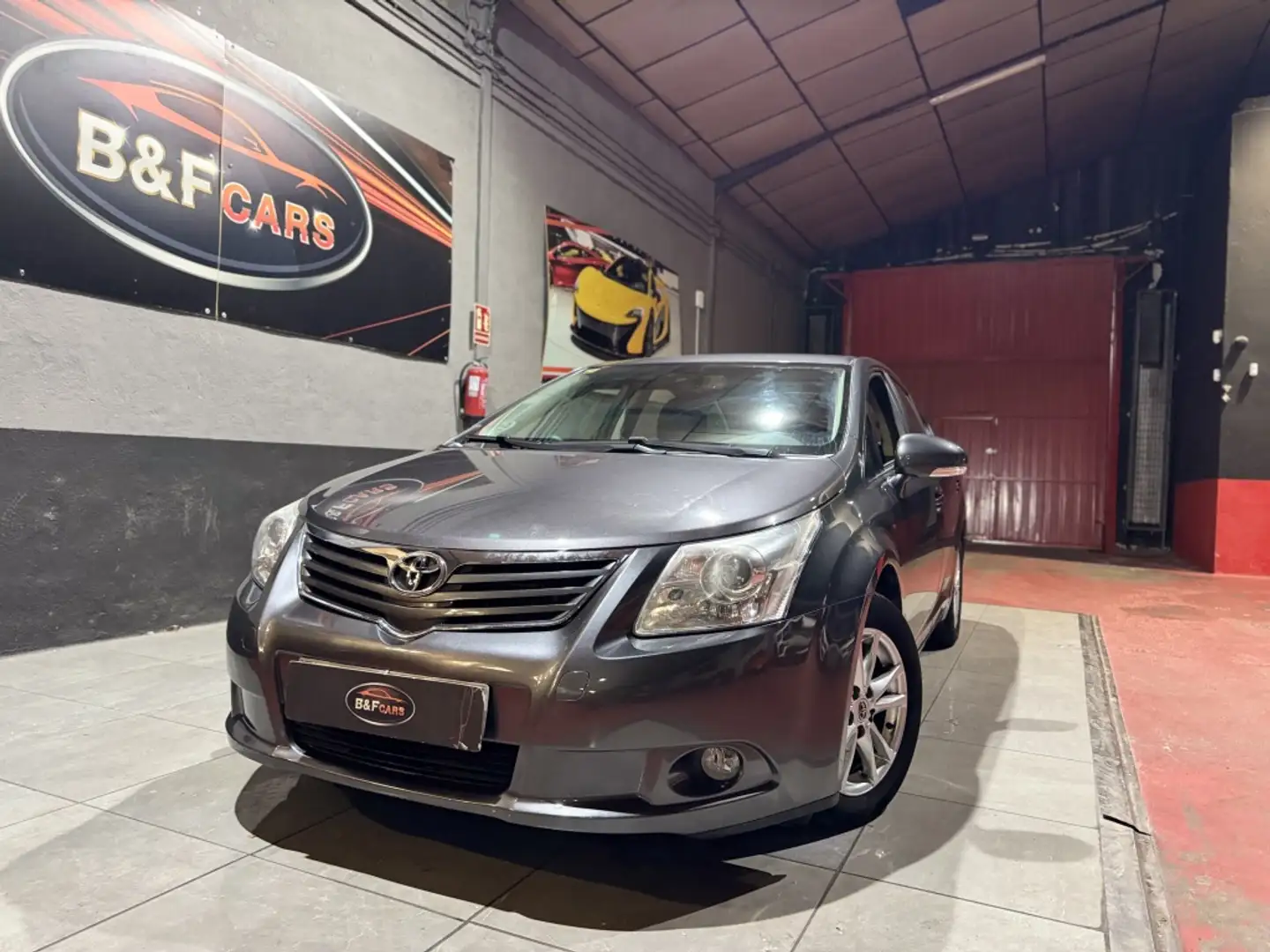 Toyota Avensis 2.0D-4D Active Gris - 1