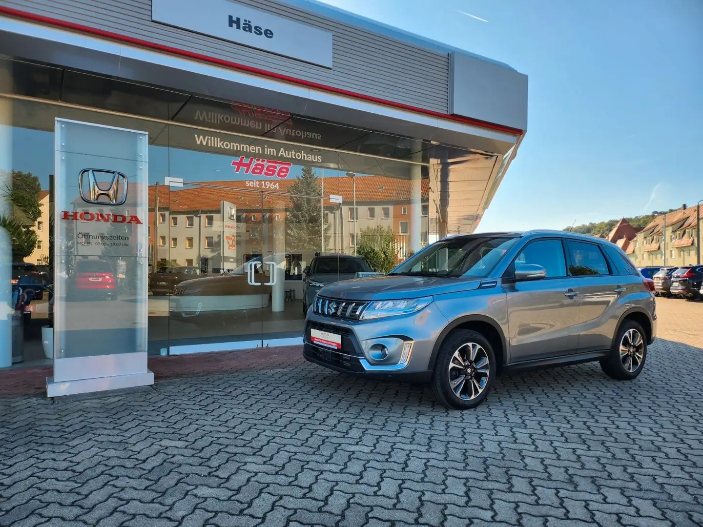 Suzuki Vitara 1.5 Hybrid Comfort+ 4x4, Teilleder, AHK, Gris - 1