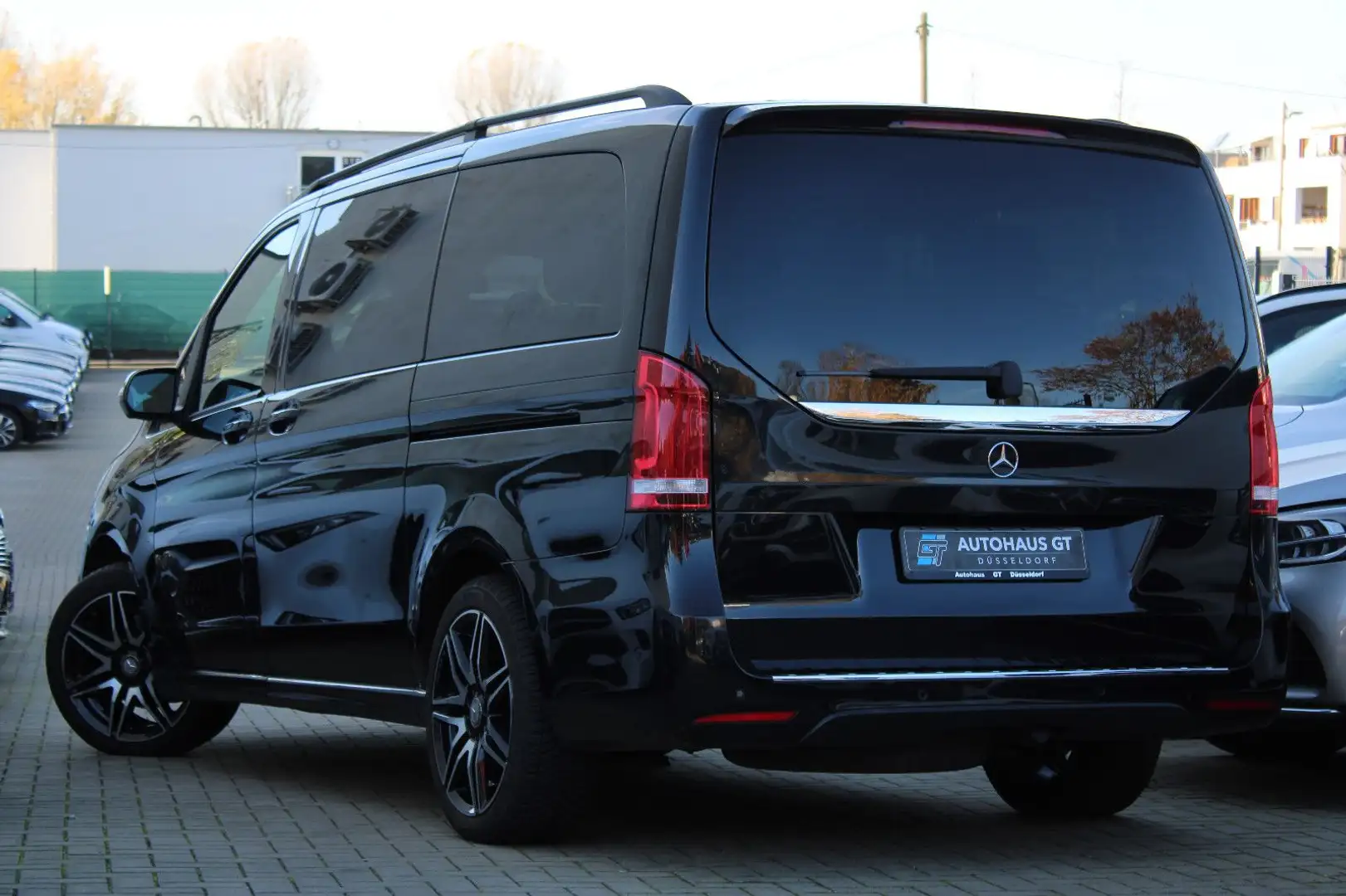 Mercedes-Benz V 220 d/lang/AMG/7Sitze/Pano/Leder/Distro/360°Kam Noir - 2