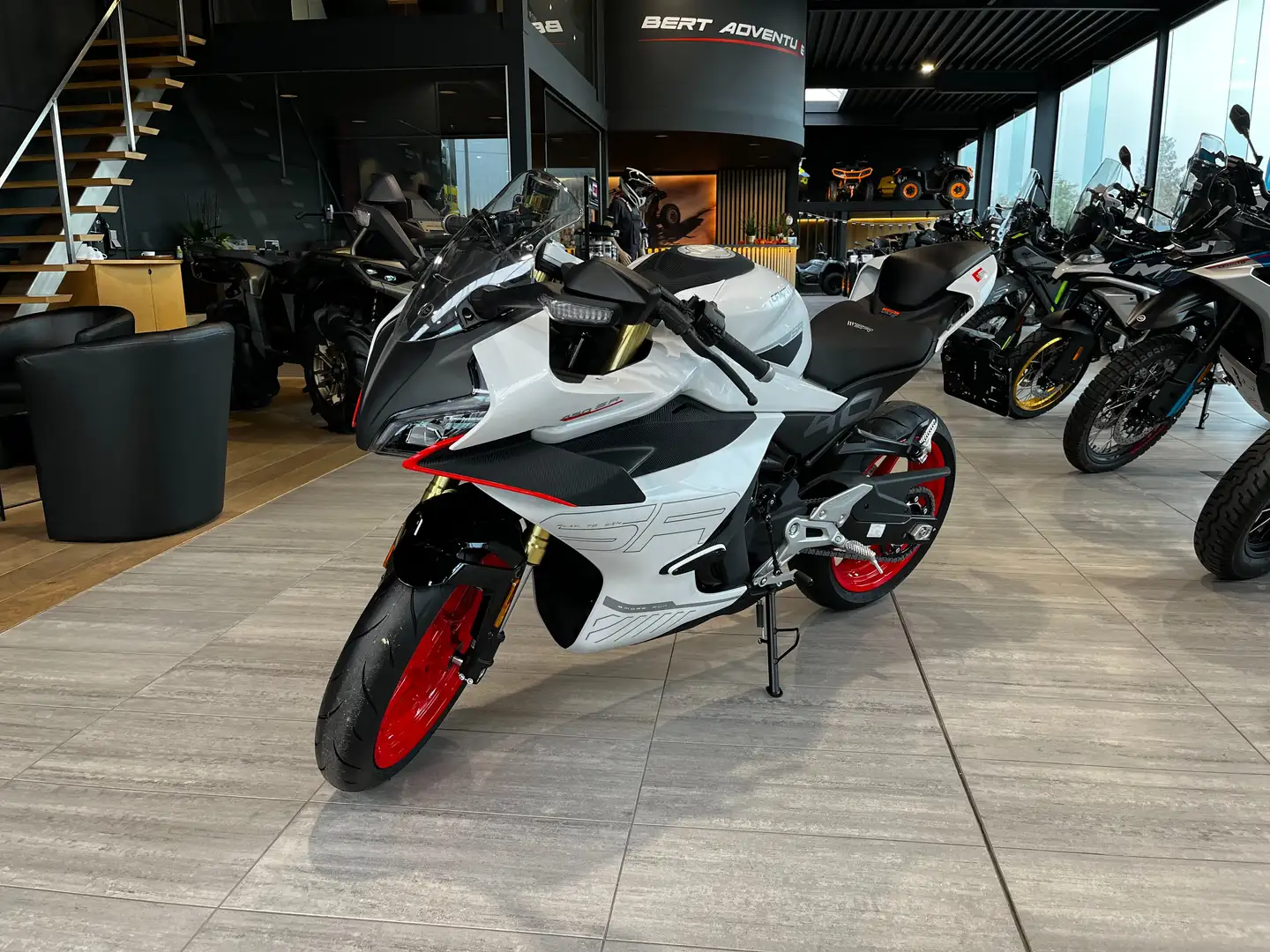 CFMOTO 450 SR IN STOCK, MOGELIJK MET A2 RIJBEWIJS! Blanc - 1