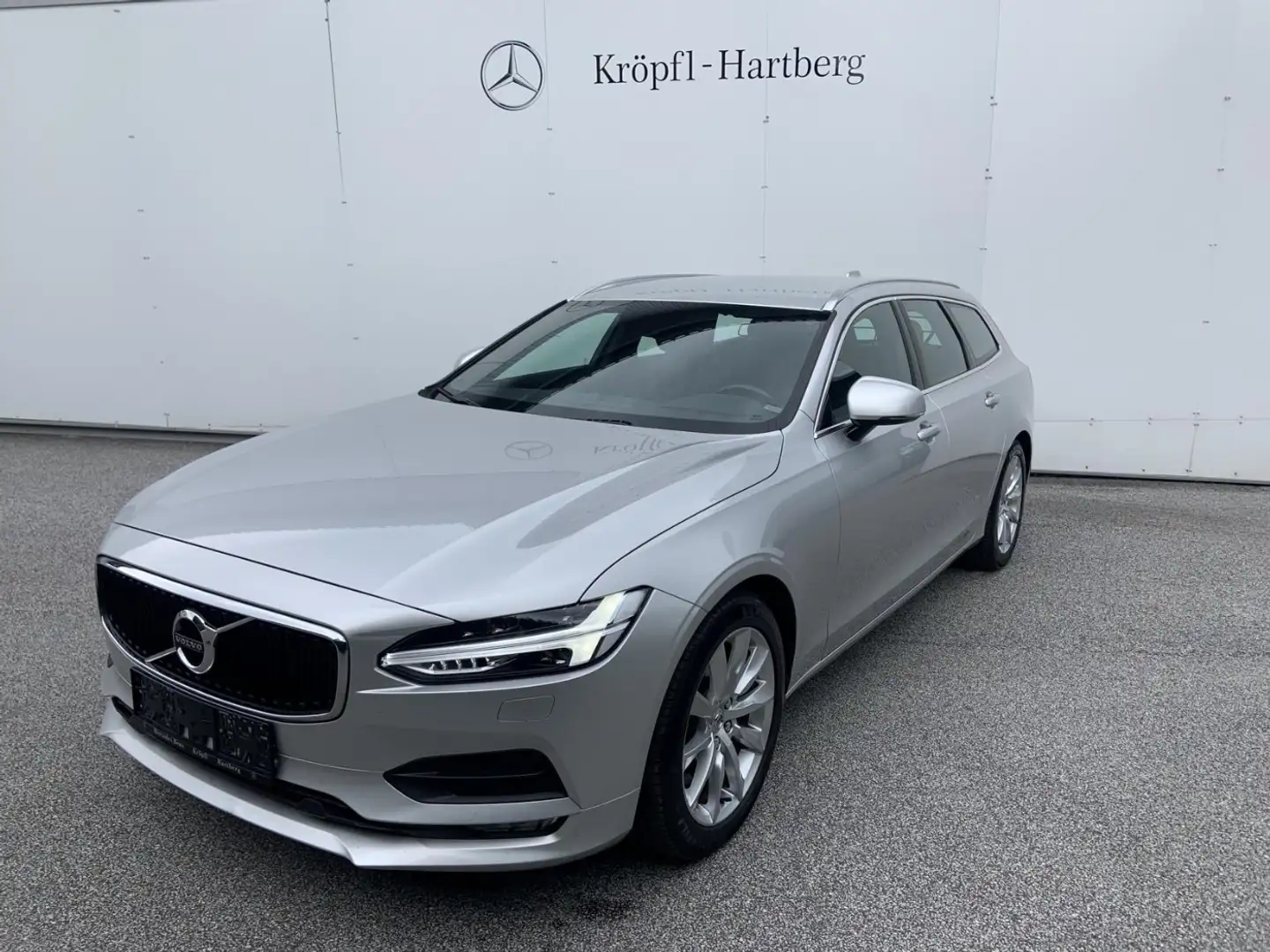 Volvo V90 D5 AWD Momentum Geartronic Stříbrná - 2