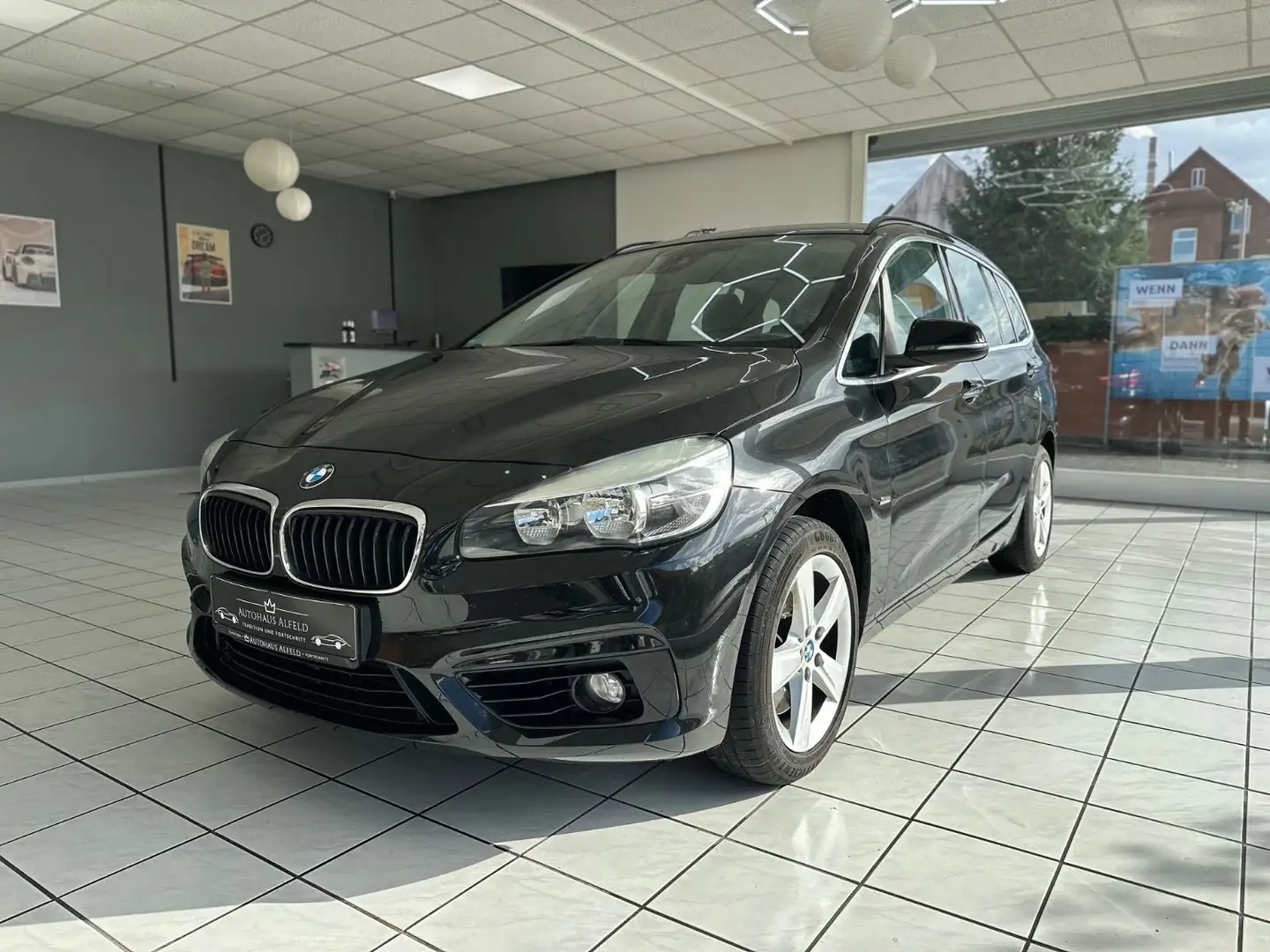 BMW 220 *7 Sitzer*Navi*PDC*Automatik Schwarz - 2