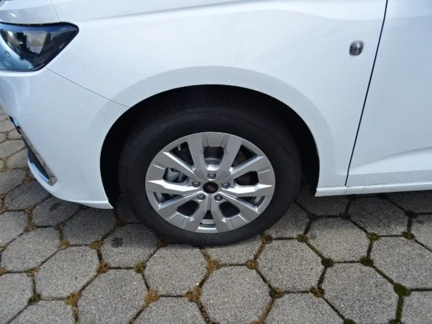 Ford Tourneo Connect 2.0 Ecoblue Titanium Autom. +Kamera+Navi+Acc Weiß - 2