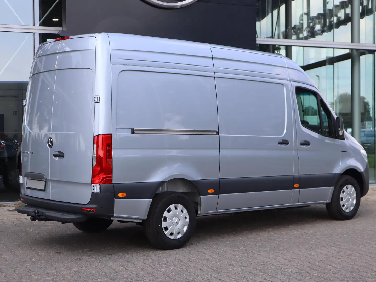 Mercedes-Benz 320 eSprinter L2 Pro 81kWh Argent - 2