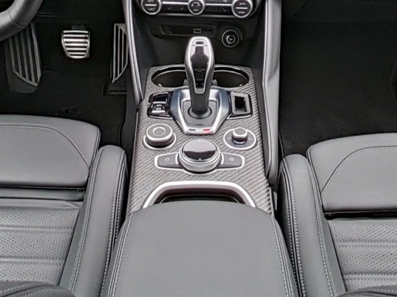 Alfa Romeo Giulia 2023 — фото 14