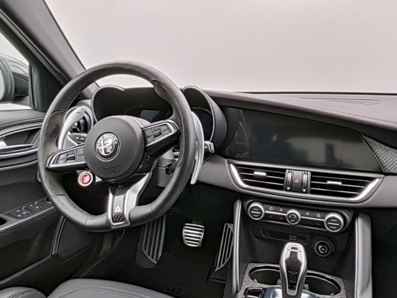 Alfa Romeo Giulia 2023 — фото 13