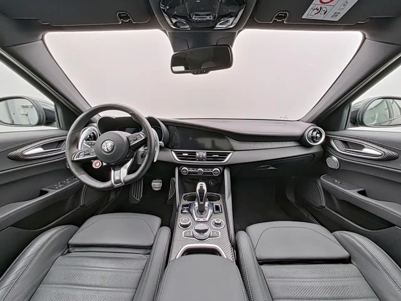 Alfa Romeo Giulia 2023 — фото 11