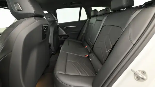 BMW 5 Series view 7
