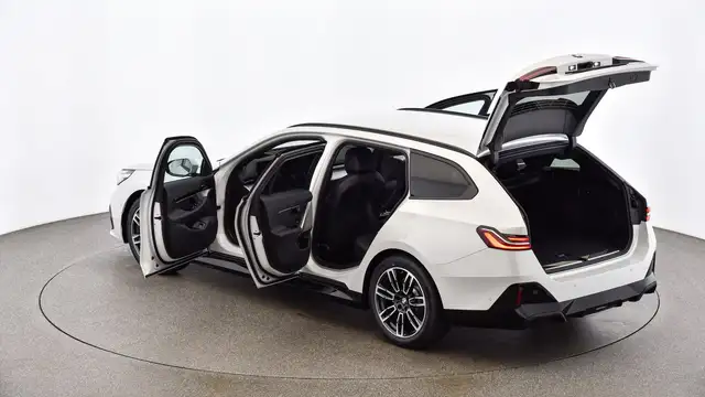 BMW 5 Series view 4