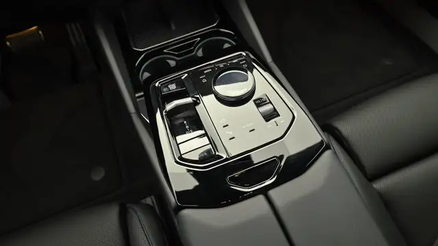 BMW 5 Series view 10