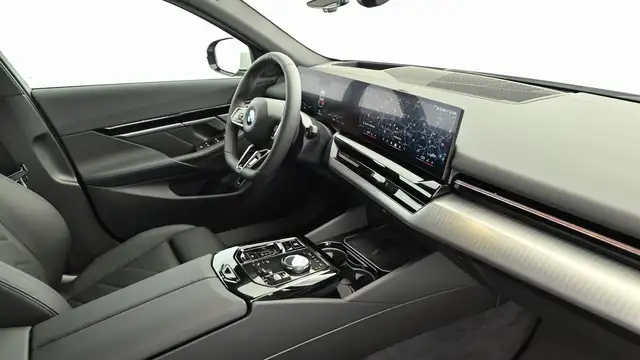 BMW 5 Series view 13