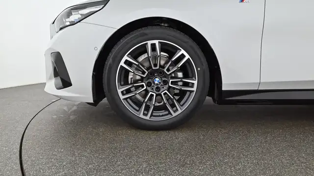 BMW 5 Series view 14