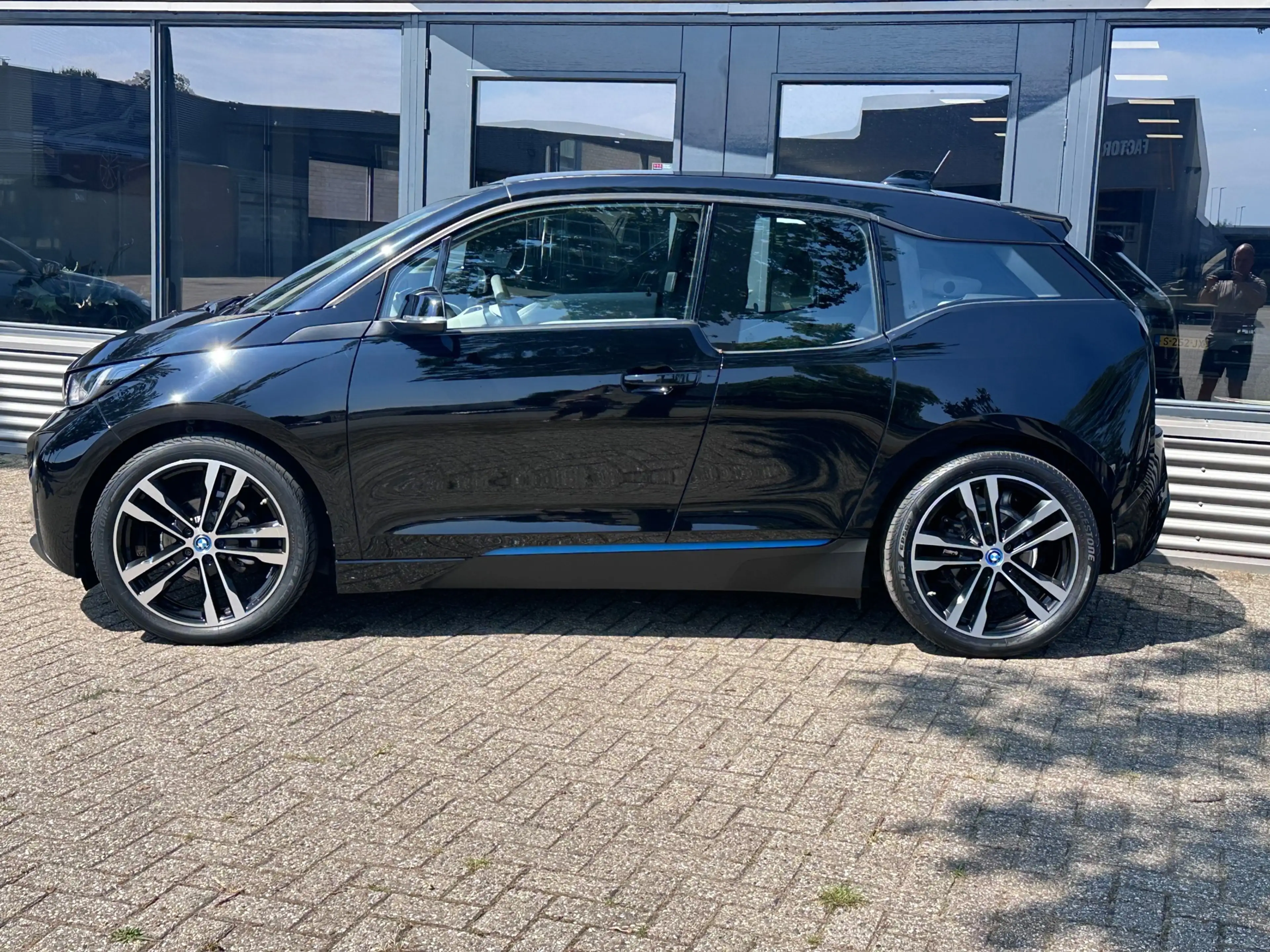 BMW i3 22 kWh WARMTEPOMP /SOH 86% / 20"/ NL-Auto / Leer / — photo 3