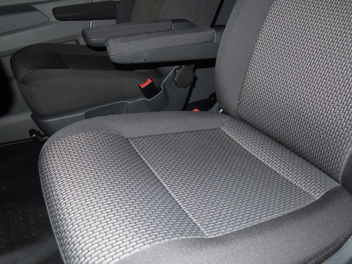 Volkswagen T6.1 Caravelle KR 2.0 TDi 2-2-3 ACA Dach Black GRA PDC Privacy Šedá - 2