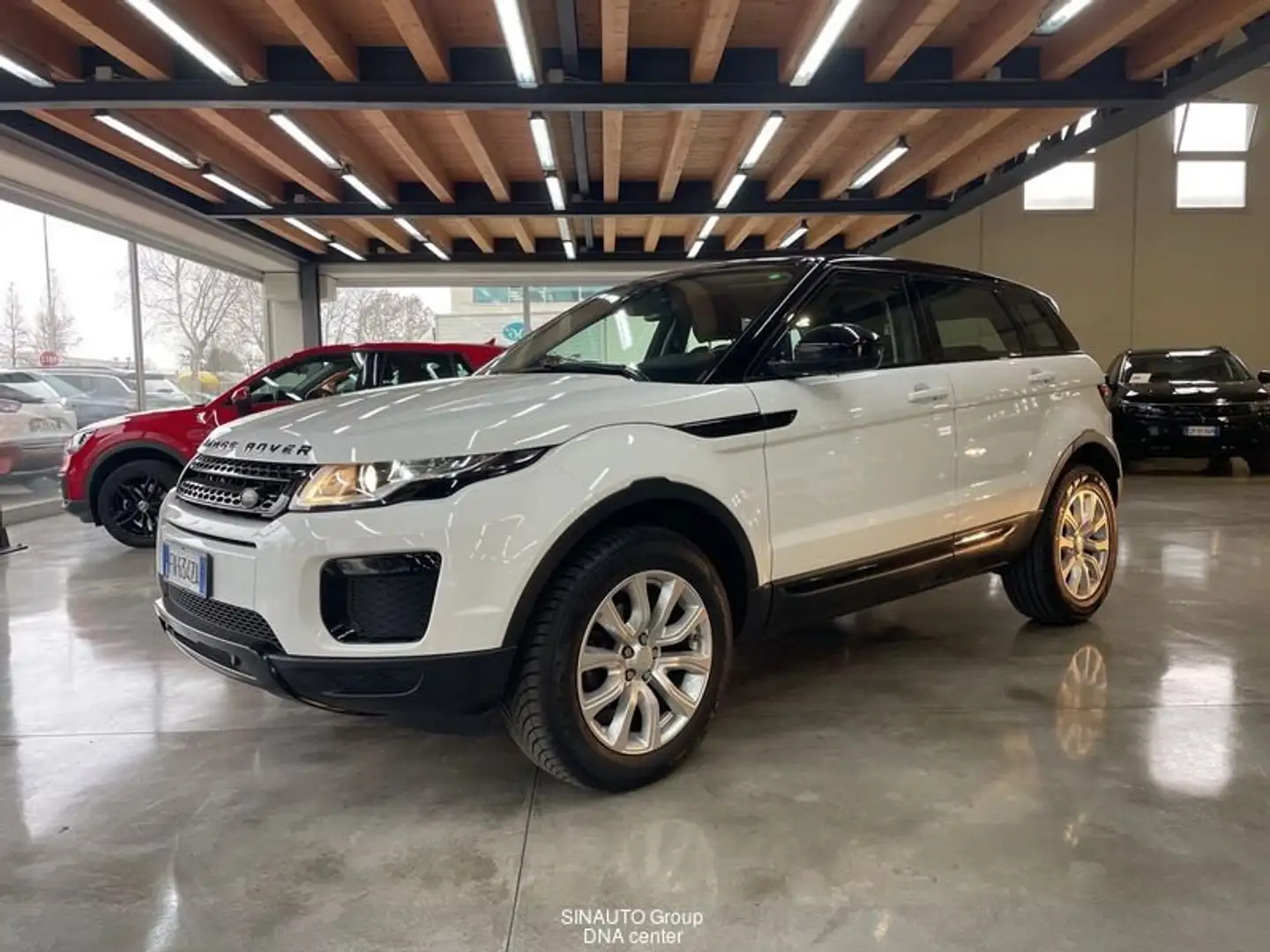 Land Rover Range Rover Evoque 2.0 eD4 5p. SE Dynamic Bílá - 1
