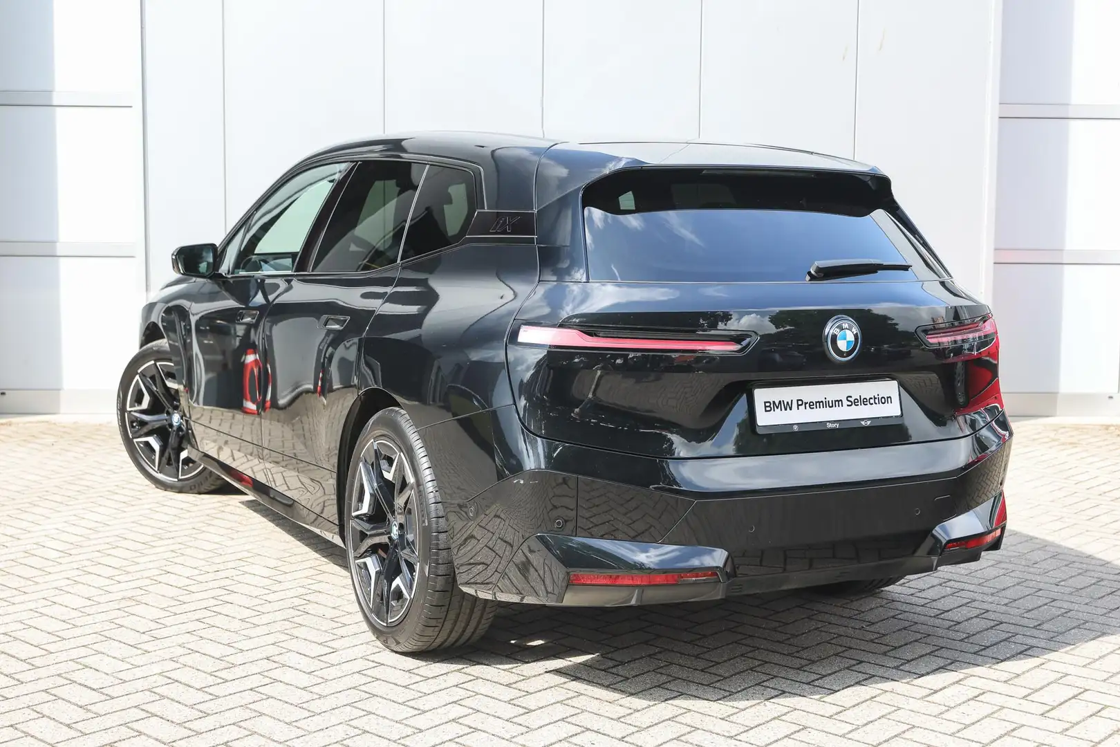 BMW iX xDrive40 / Sportpakket / Panoramadak Sky Lounge / Nero - 2