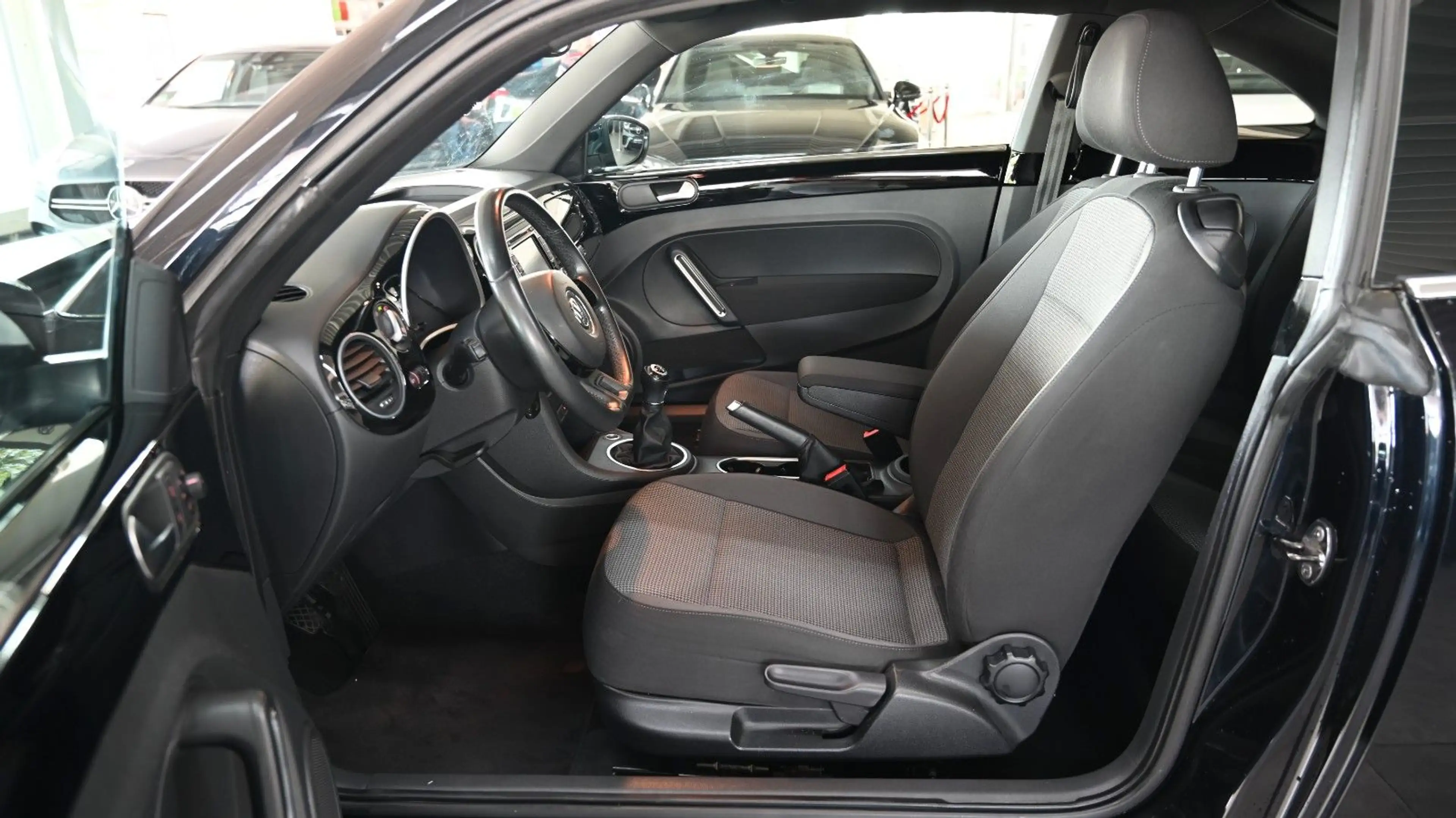 Volkswagen Beetle Lim. Design *TEMPOMAT*NAVI*PANO — photo 13