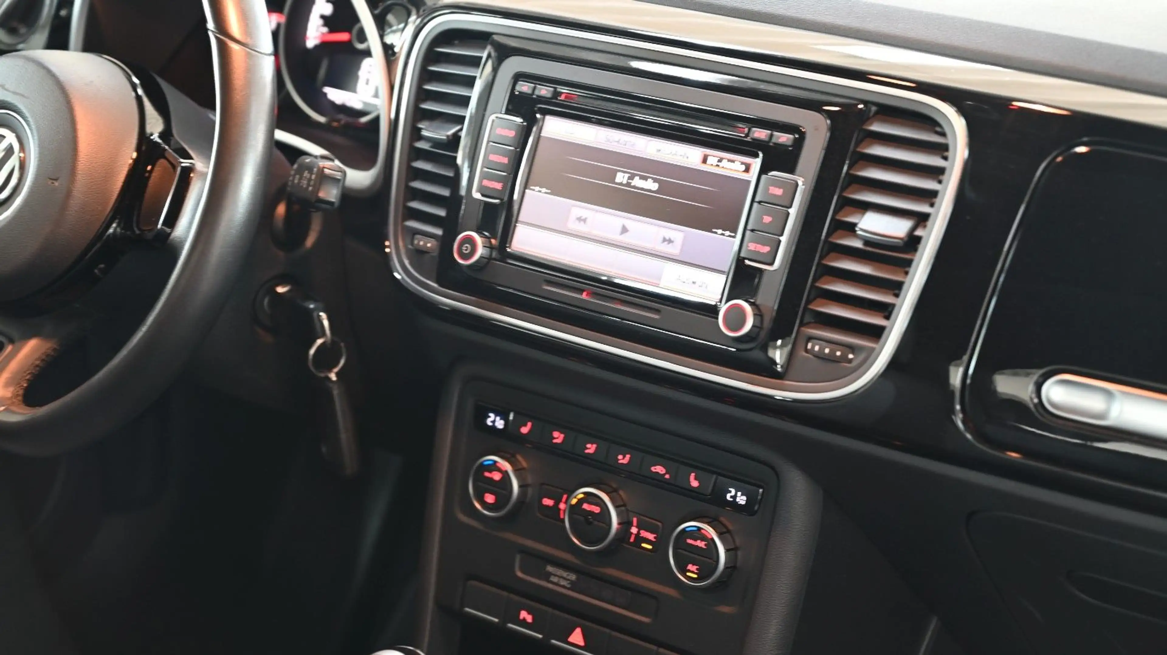 Volkswagen Beetle Lim. Design *TEMPOMAT*NAVI*PANO — photo 15