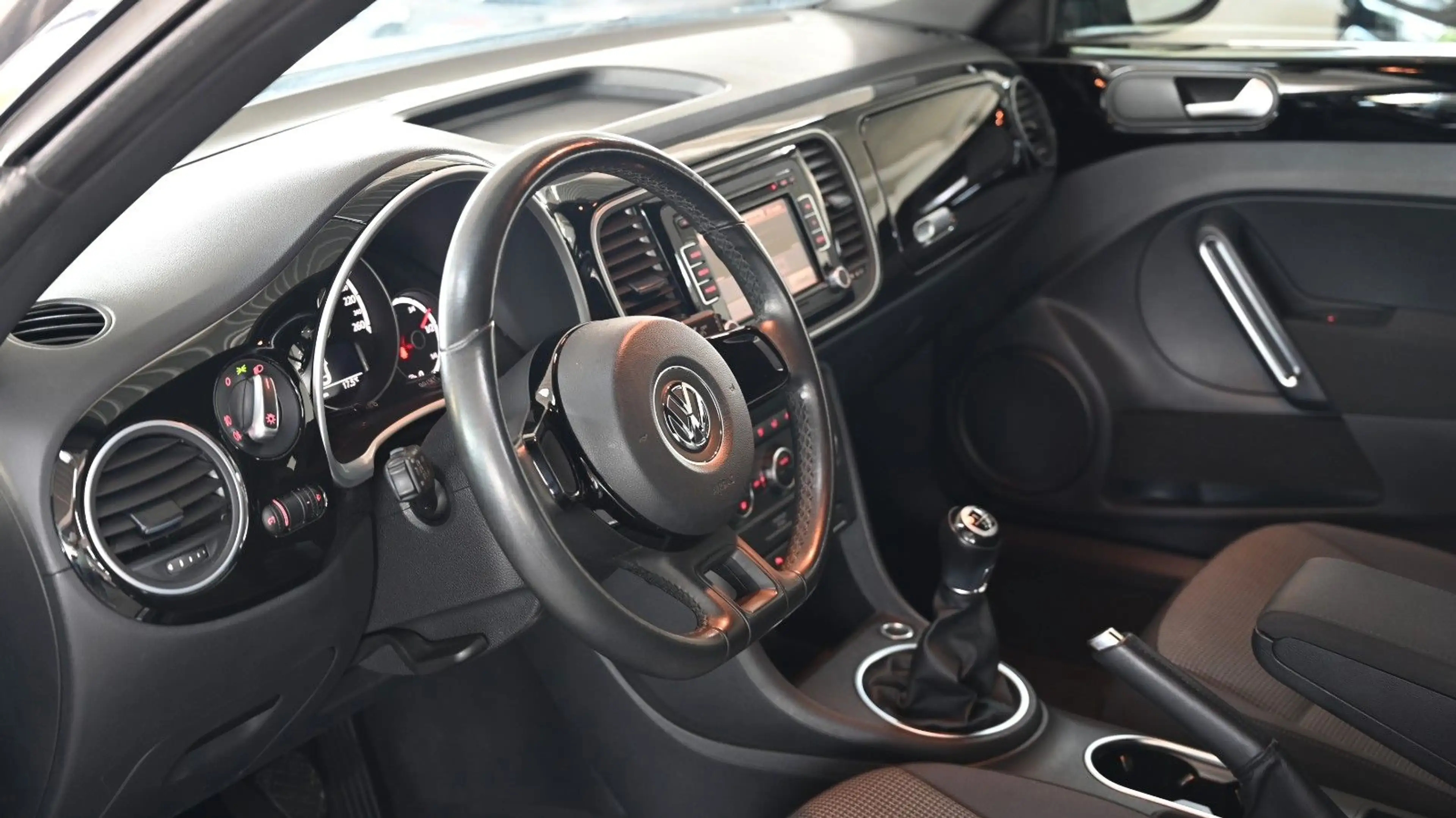 Volkswagen Beetle Lim. Design *TEMPOMAT*NAVI*PANO — photo 11