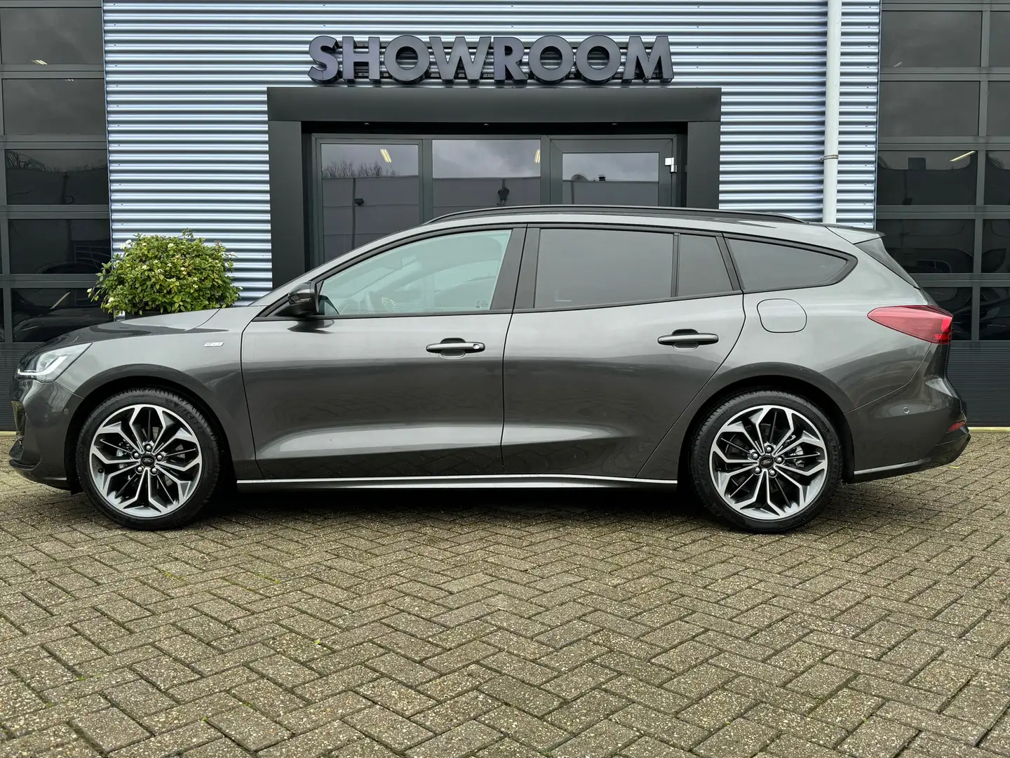 Ford Focus Wagon 1.0 EcoBoost Hybrid ST Line X Navi|Camera|PD Grijs - 2