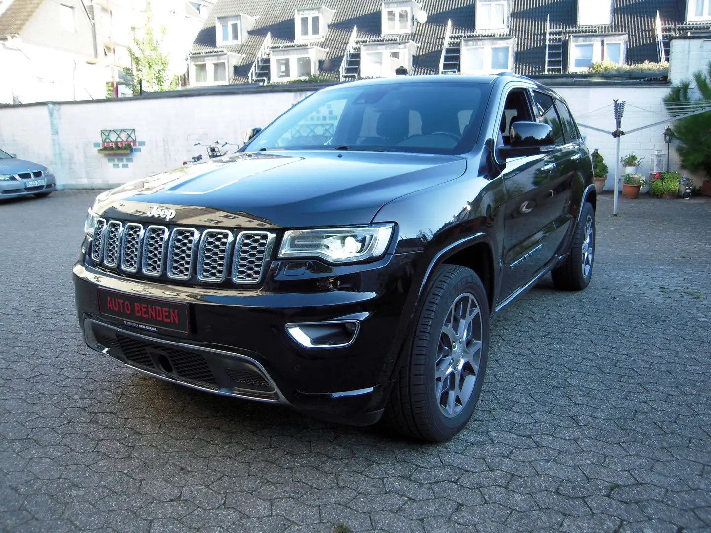 Jeep Grand Cherokee CRD Overland 39900 Km! Inzahlungnahme möglich!! Schwarz - 1