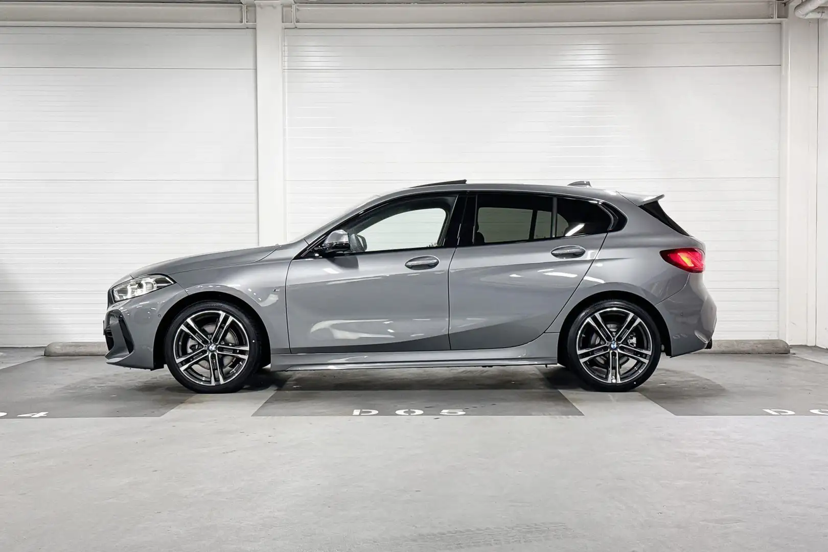 BMW 118 1 Serie 118i | M-Sport | Travel Pack | Panoramadak Grijs - 2