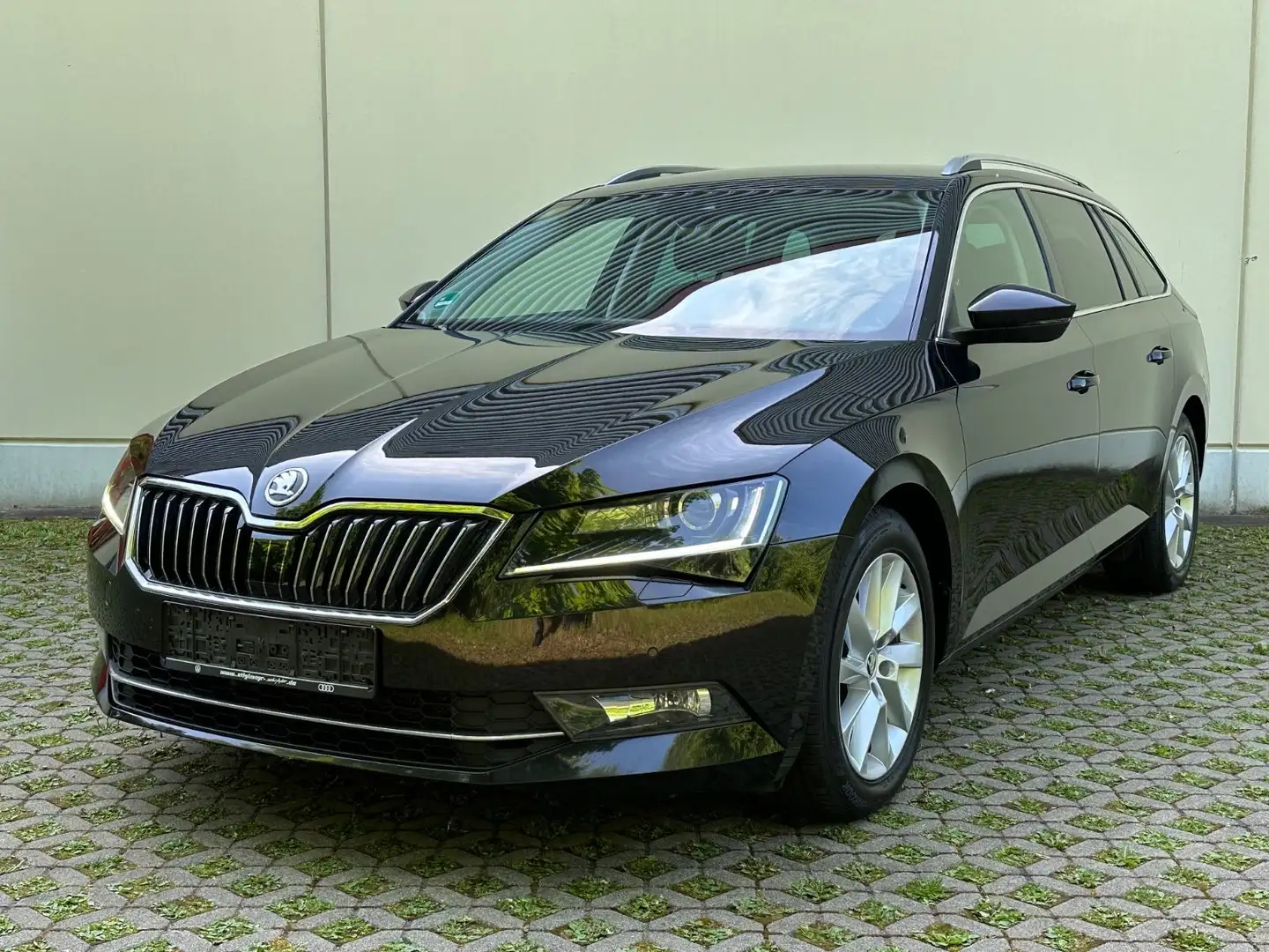 Skoda Superb Combi Style 2.0 4x4 | ACC | AHK | Apple | Schwarz - 1