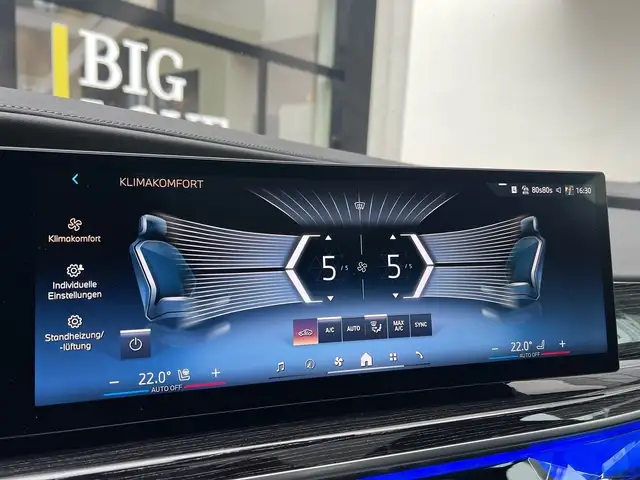 BMW 7 Series view 15