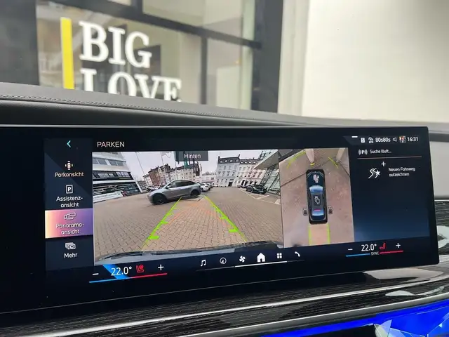BMW 7 Series view 18