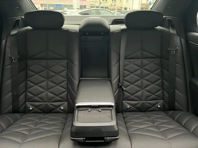 BMW 7 Series view 12