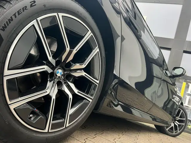 BMW 7 Series view 4