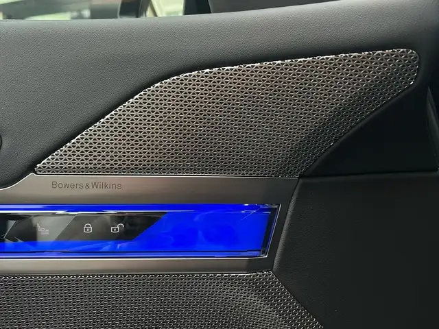 BMW 7 Series view 25