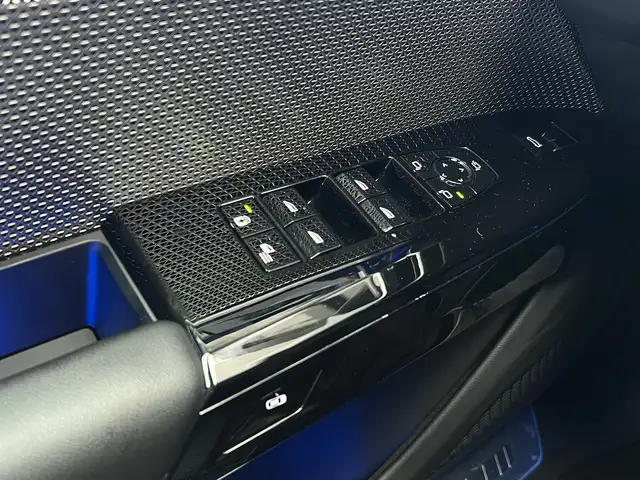 BMW 7 Series view 24