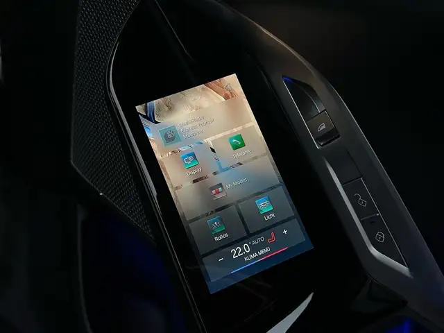 BMW 7 Series view 10