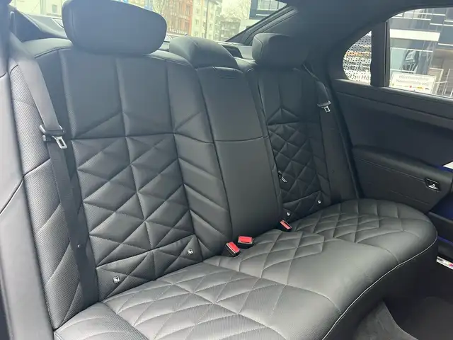 BMW 7 Series view 9