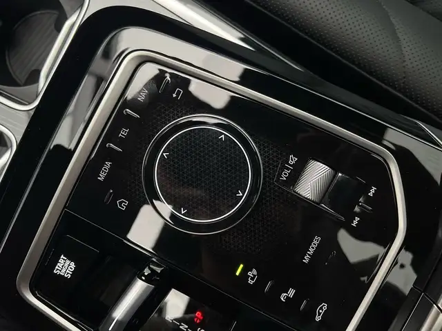 BMW 7 Series view 14